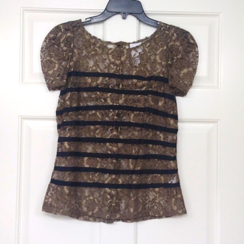 2B. RYCH LACE TAUPE & BLACK BACK BUTTON SHORT SLEEVE TOP SIZE 4